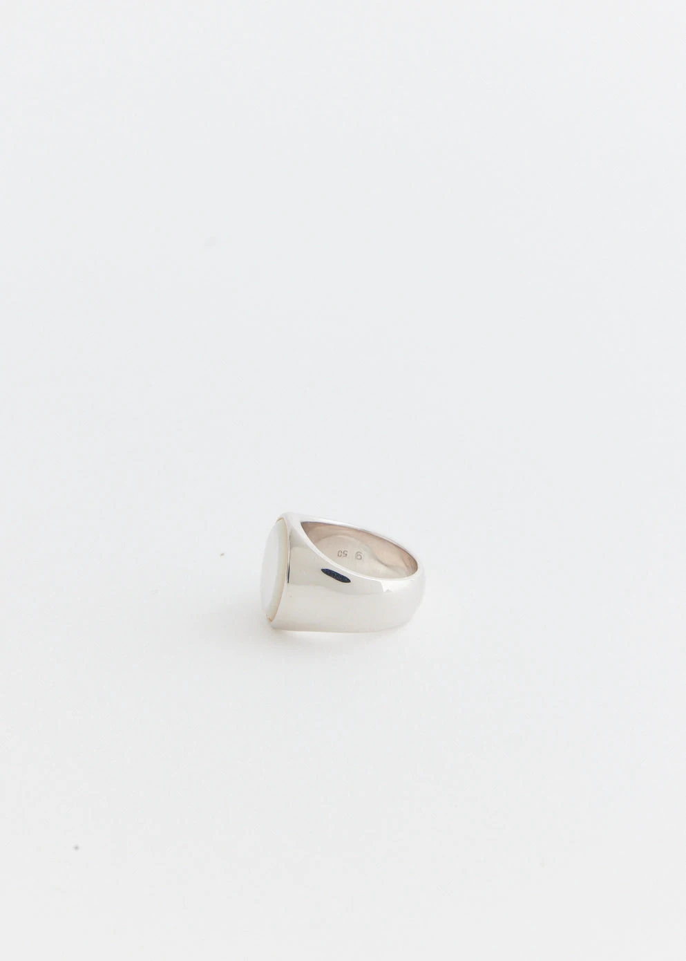 Tom Wood Oval Mother Of Pearl Ring 2 Tom Wood Oval Mother Of Pearl Ring - Image 2