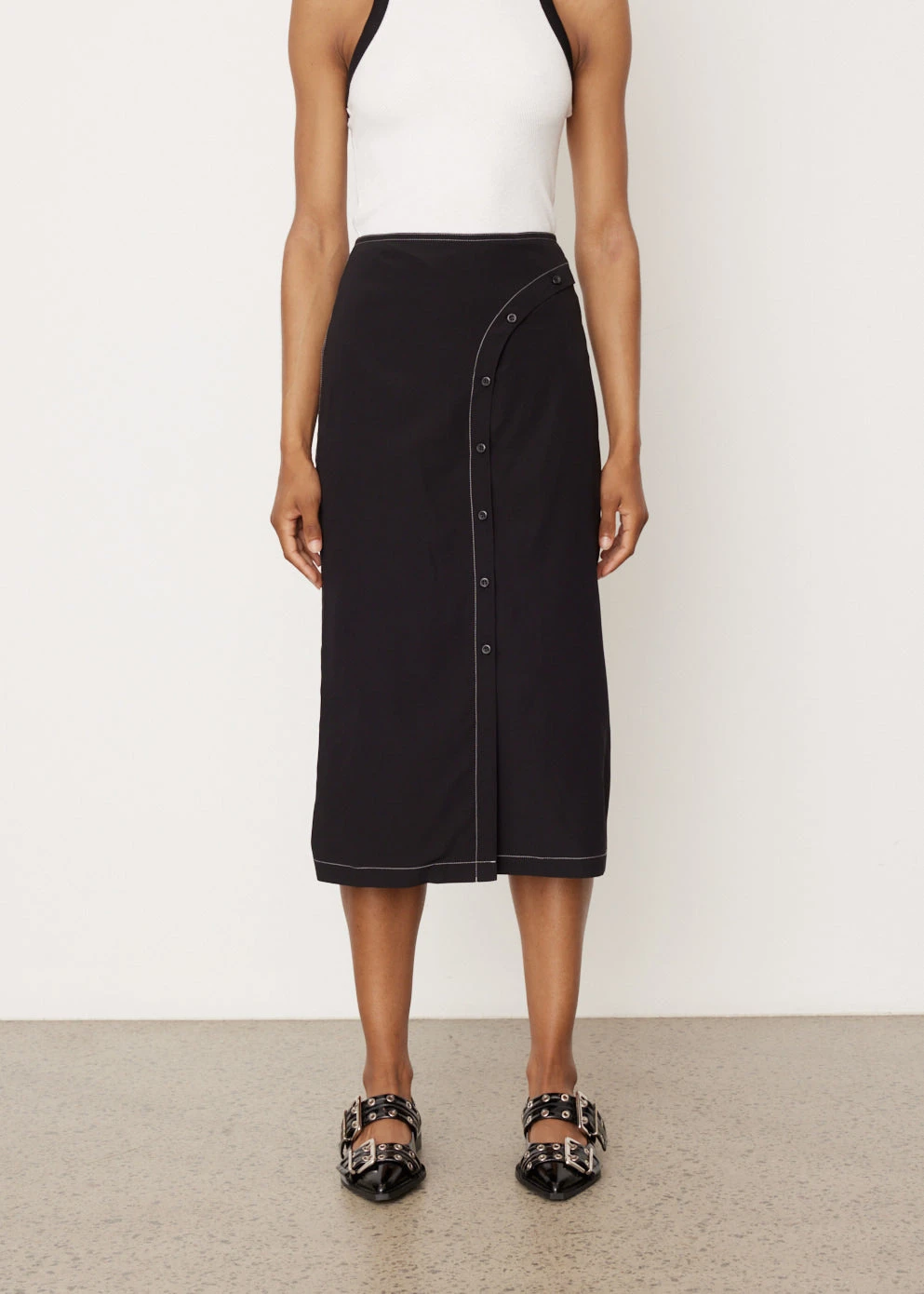 Curve Line Button Skirt 2 Curve Line Button Skirt - Image 2