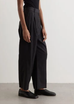 Toteme Double-Pleated Cropped Trousers 6 Toteme Double-Pleated Cropped Trousers -Style Haven Shop womens incu 936 4b7b4e9a 4266 47a7 ae54 242f8e439c5b
